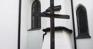 Pożar krzyża pod kościołem. Spłonęła kapliczka. Powodem świeczka? - zdjęcie 2
