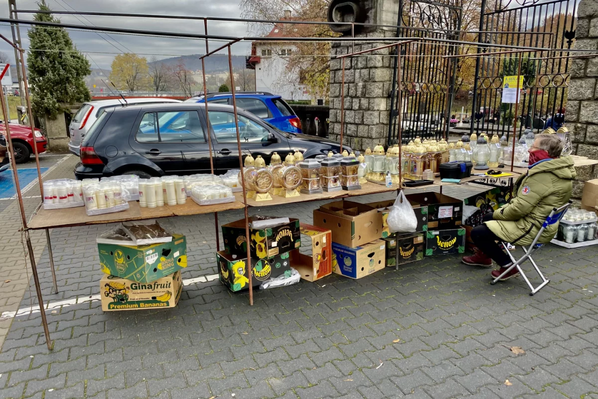 Samorząd przystał na propozycję handlujących zniczami i kwiatami