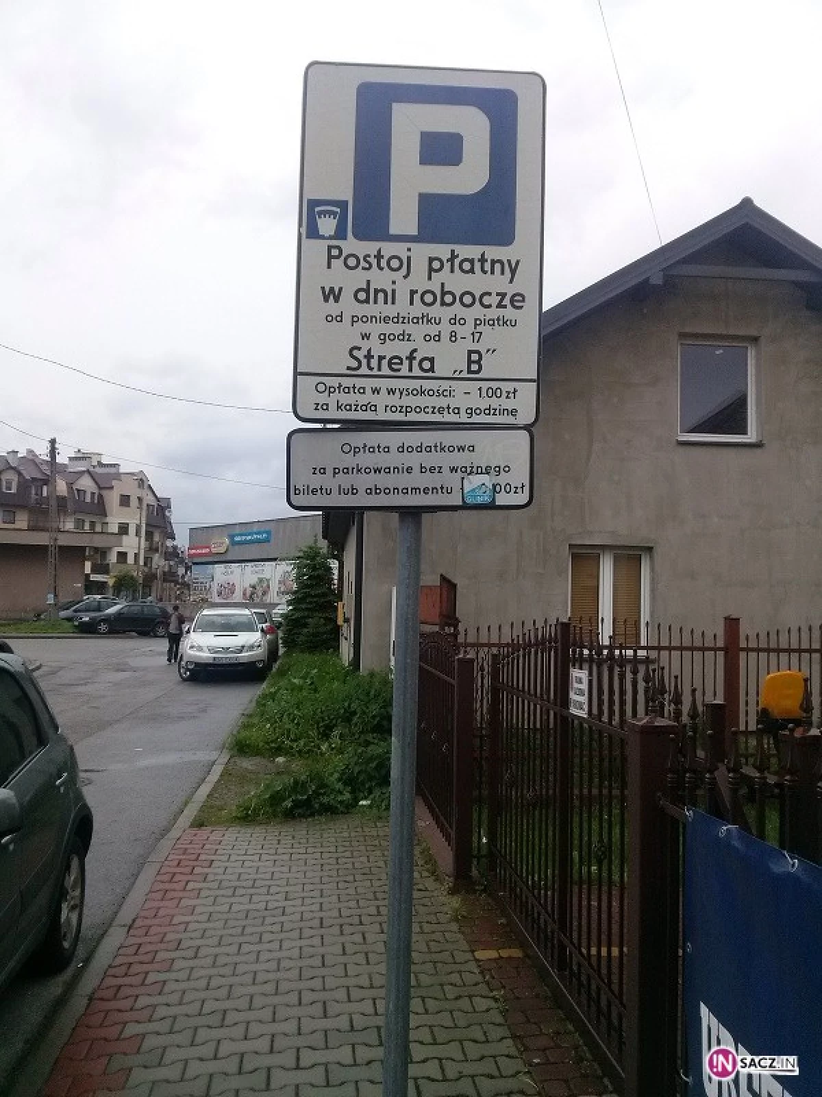 Znak stoi chociaż tu za parkowanie płacić nie trzeba