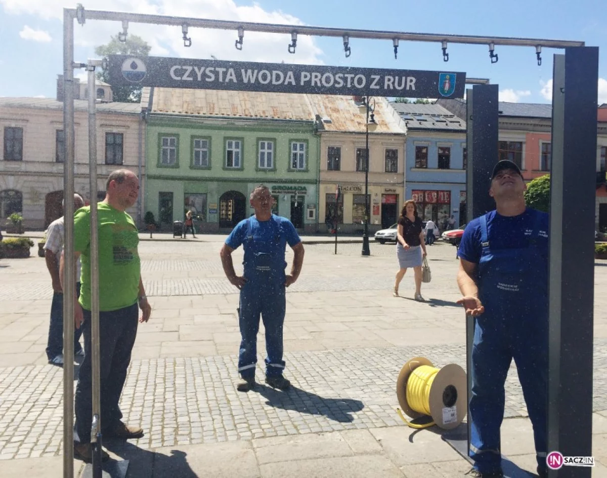 Na sądeckim rynku stanęła kurtyna wodna