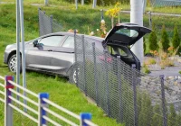 Zderzenie dwóch aut na DK 28. Jeden pojazd wjechał w ogrodzenie - zdjęcie główne