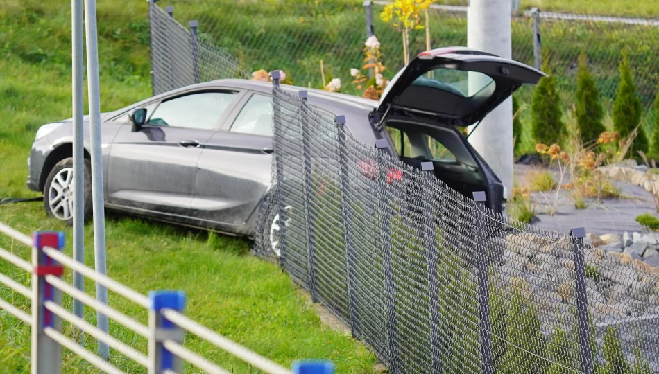 Zderzenie dwóch aut na DK 28. Jeden pojazd wjechał w ogrodzenie - zdjęcie 1