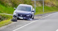 Zderzenie dwóch aut na DK 28. Jeden pojazd wjechał w ogrodzenie - zdjęcie 2