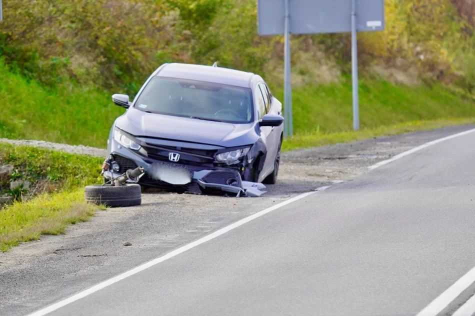 Zderzenie dwóch aut na DK 28. Jeden pojazd wjechał w ogrodzenie - zdjęcie 2
