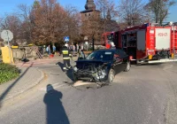 Zderzenie dwóch pojazdów na skrzyżowaniu, samochód dostawczy wywrócił się na bok - zdjęcie główne