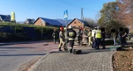 Zderzenie dwóch pojazdów na skrzyżowaniu, samochód dostawczy wywrócił się na bok - zdjęcie 2