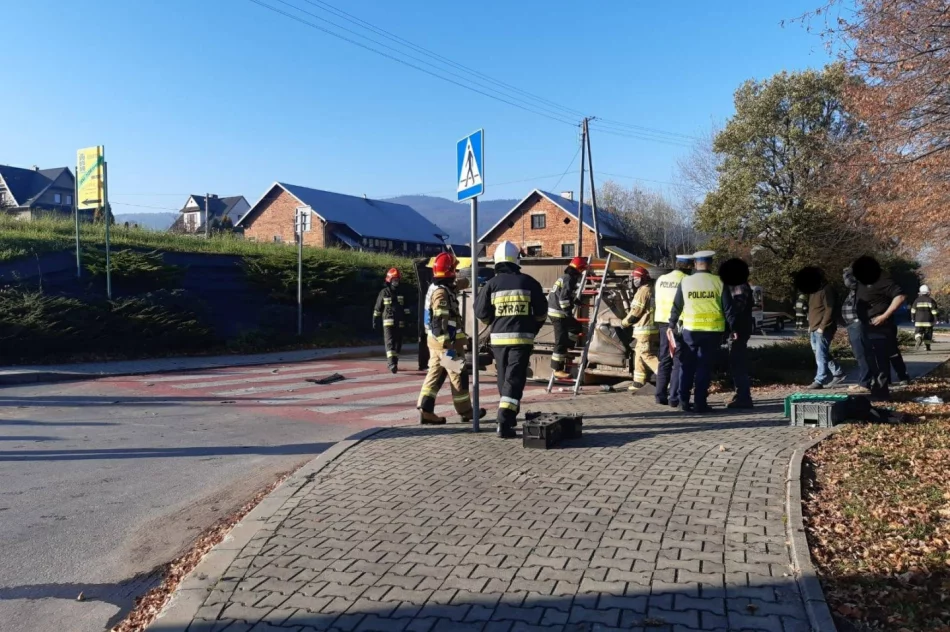 Zderzenie dwóch pojazdów na skrzyżowaniu, samochód dostawczy wywrócił się na bok - zdjęcie 2