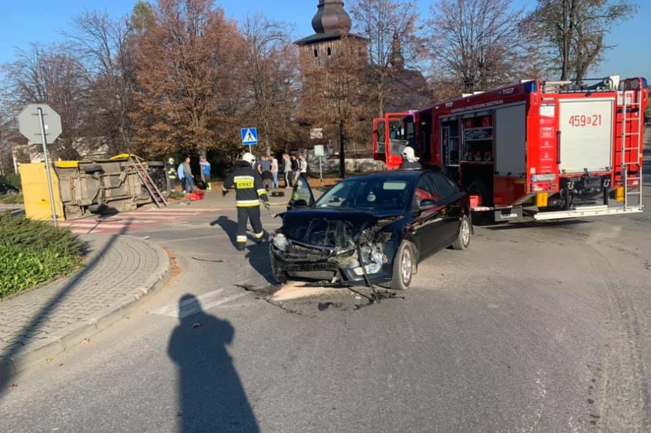 Zderzenie dwóch pojazdów na skrzyżowaniu, samochód dostawczy wywrócił się na bok - zdjęcie 4