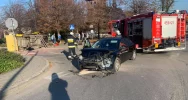 Zderzenie dwóch pojazdów na skrzyżowaniu, samochód dostawczy wywrócił się na bok - zdjęcie 4
