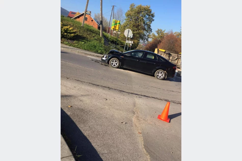 Zderzenie dwóch pojazdów na skrzyżowaniu, samochód dostawczy wywrócił się na bok - zdjęcie 5