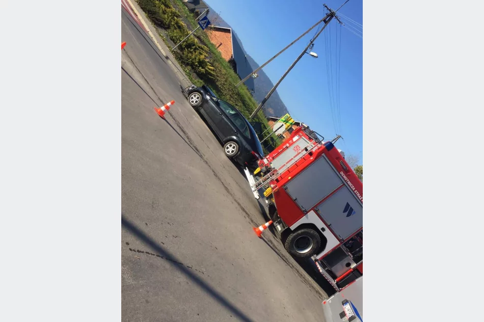 Zderzenie dwóch pojazdów na skrzyżowaniu, samochód dostawczy wywrócił się na bok - zdjęcie 6