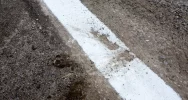 Drogowcy pomalowali linie po... błocie - zdjęcie 2