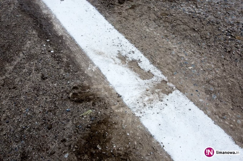 Drogowcy pomalowali linie po... błocie - zdjęcie 2