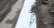 Drogowcy pomalowali linie po... błocie - zdjęcie 3