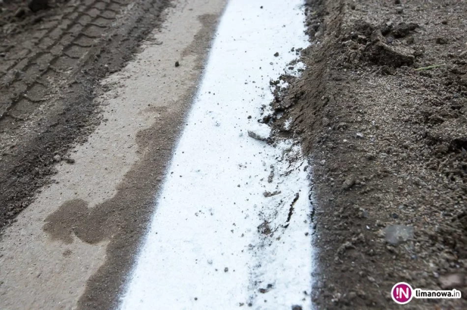 Drogowcy pomalowali linie po... błocie - zdjęcie 3