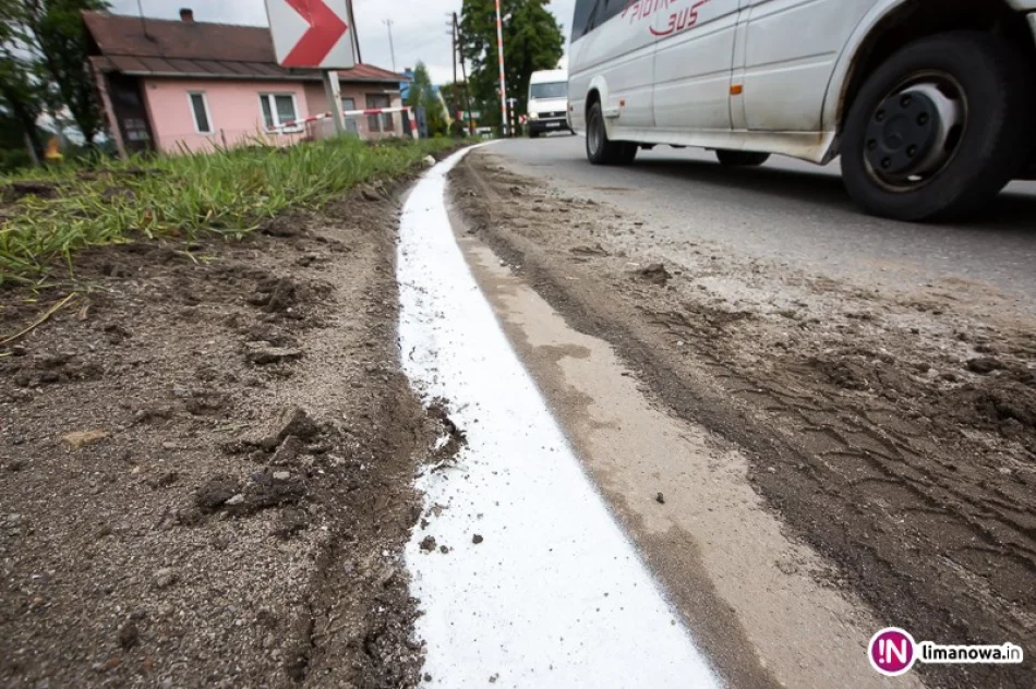 Drogowcy pomalowali linie po... błocie - zdjęcie 4