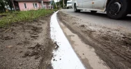 Drogowcy pomalowali linie po... błocie - zdjęcie 4