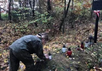 Strzelcy na grobach żołnierskich - zdjęcie główne