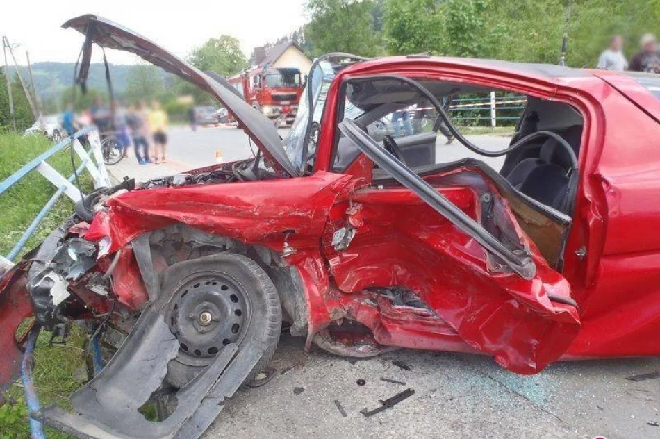 Auta do kasacji - wypadek w Łącku - zdjęcie 2