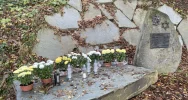 Chryzantemy w miejscach pamięci narodowej - zdjęcie 2