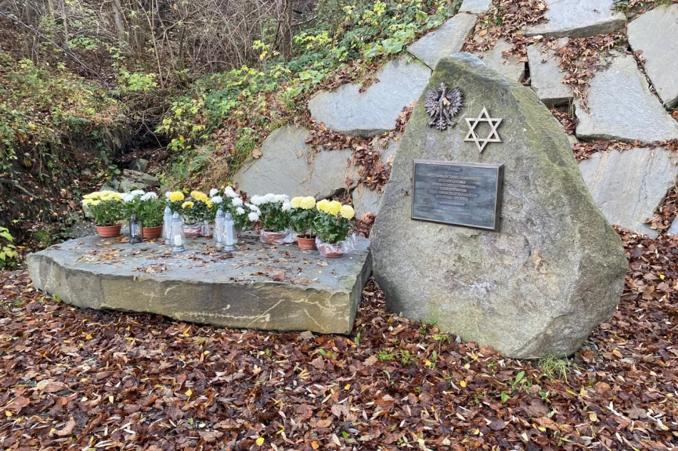 Gmina złożyła chryzantemy od poszkodowanych przedsiębiorców w miejscach pamięci - zdjęcie 4