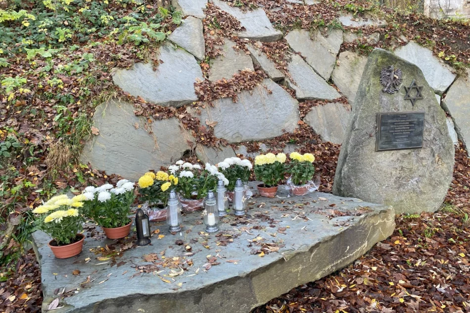 Gmina złożyła chryzantemy od poszkodowanych przedsiębiorców w miejscach pamięci - zdjęcie 5