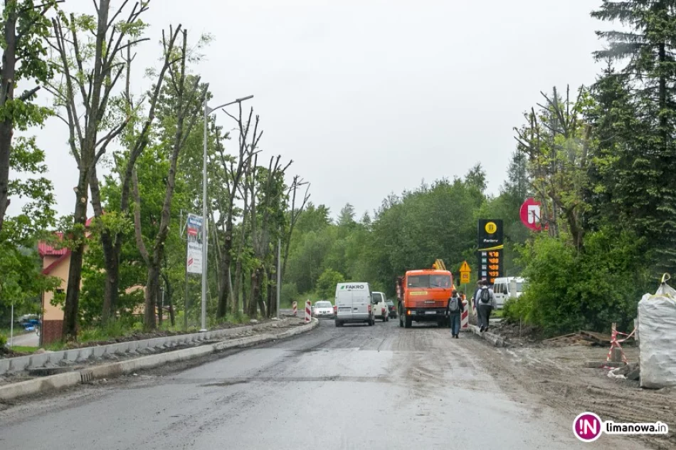 Potwierdziły się obawy: wszędzie błoto, więc chodzą ulicą - zdjęcie 4