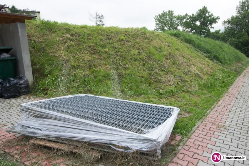 Ogrodzenie przy basenie rozebrane. 'Chcą uniknąć odpowiedzialności?' - zdjęcie 3