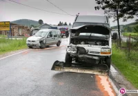 Zderzenie dwóch renault na skrzyżowaniu. Jedna osoba w szpitalu - zdjęcie główne
