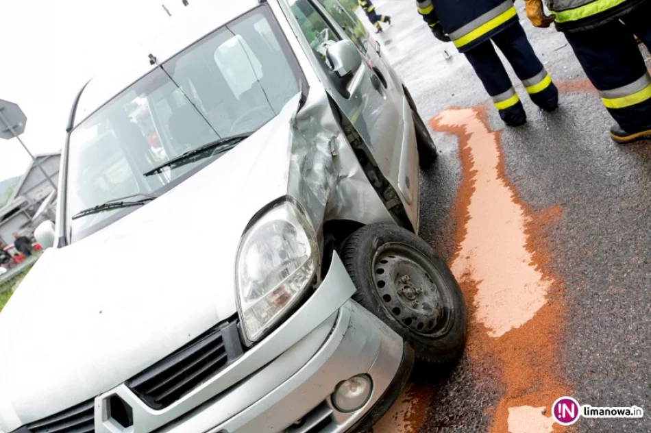 Zderzenie dwóch renault na skrzyżowaniu. Jedna osoba w szpitalu - zdjęcie 2