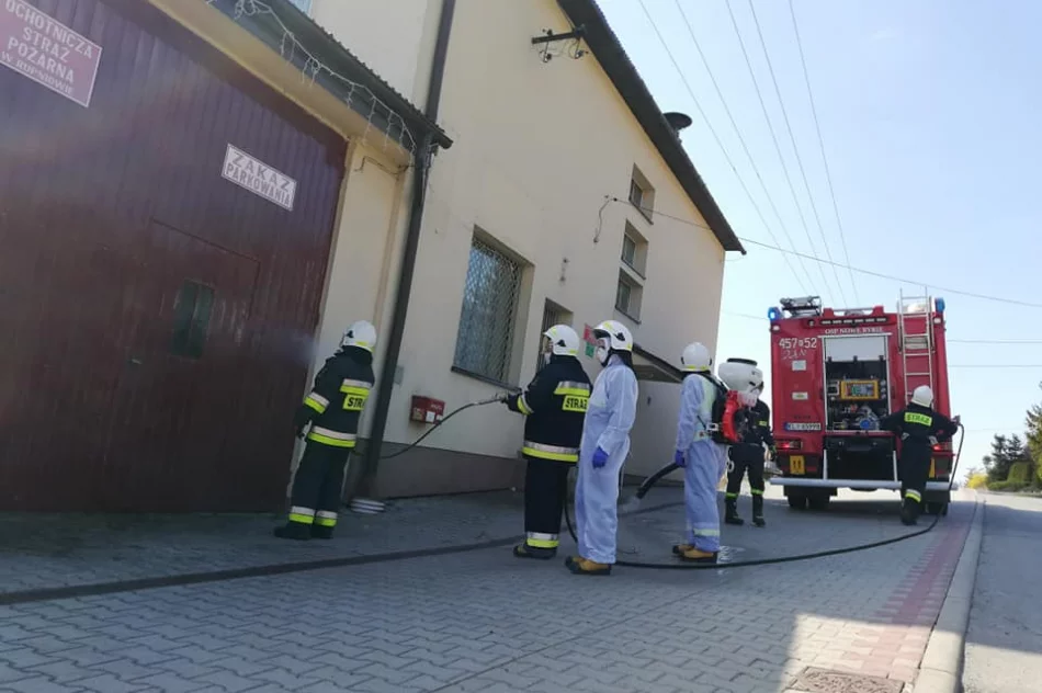 Druhowie z jednostek OSP dezynfekują miejsca publiczne na terenie gminy - zdjęcie 11