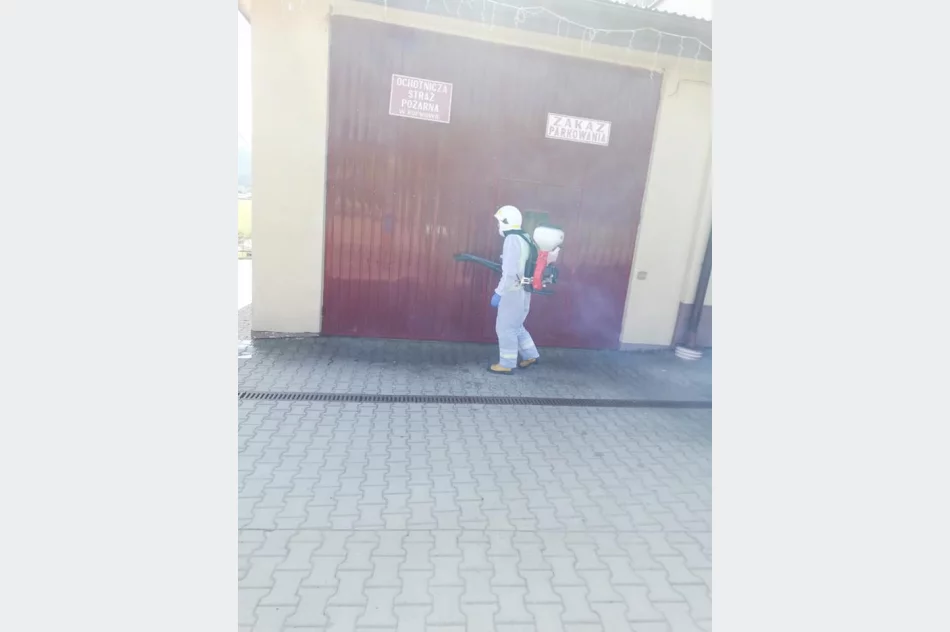 Druhowie z jednostek OSP dezynfekują miejsca publiczne na terenie gminy - zdjęcie 15