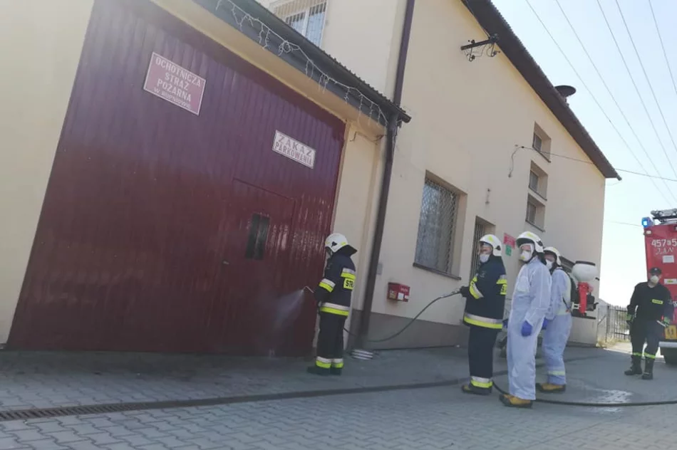 Druhowie z jednostek OSP dezynfekują miejsca publiczne na terenie gminy - zdjęcie 18