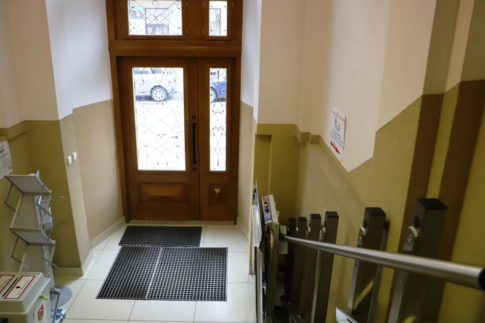 Budynek Urzędu Gminy Limanowa coraz bardziej przyjazny osobom niepełnosprawnym - zdjęcie 2