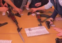 Rewolwery, pistolety i karabiny... w rękach dzieci - zdjęcie główne