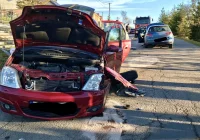 Czołowe zderzenie dwóch pojazdów - zdjęcie główne