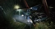 Samochód wypadł z drogi i uderzył w podporę mostu. Przeprawa została zamknięta - zdjęcie 3