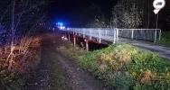 Samochód wypadł z drogi i uderzył w podporę mostu. Przeprawa została zamknięta - zdjęcie 4