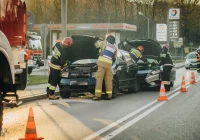 Zderzenie trzech aut na drodze powiatowej - zdjęcie główne