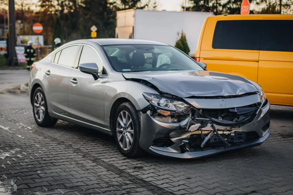 Zderzenie trzech aut na drodze powiatowej - zdjęcie 2