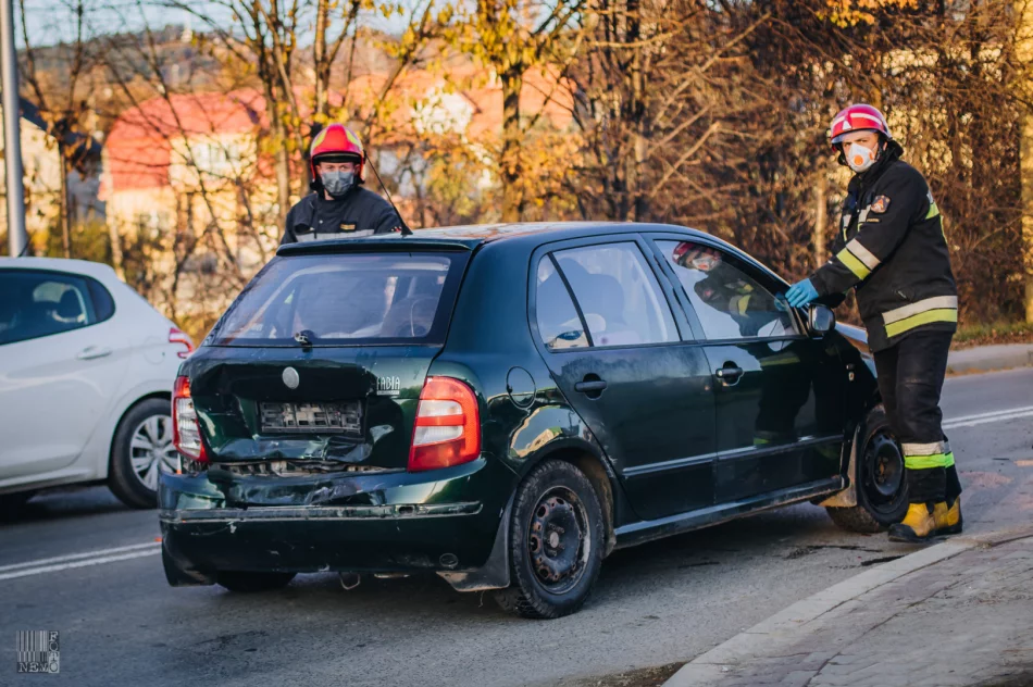 Zderzenie trzech aut na drodze powiatowej - zdjęcie 3