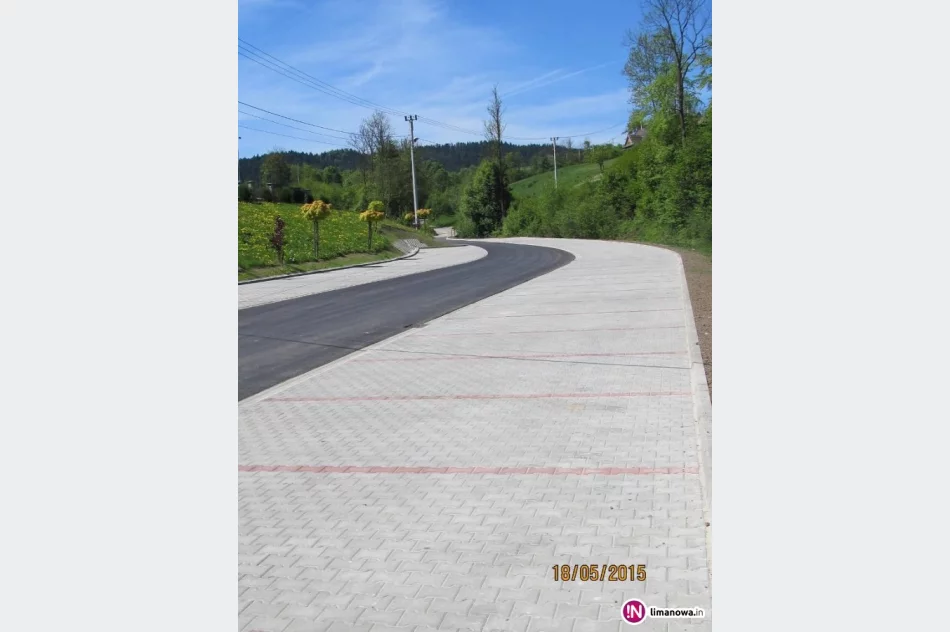 Wieś ma nowe centrum - powstały parkingi, wyremontowano drogi - zdjęcie 2