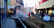 Piesi lawirują między wykopami i koparkami - zdjęcie 2