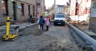 Piesi lawirują między wykopami i koparkami - zdjęcie 4