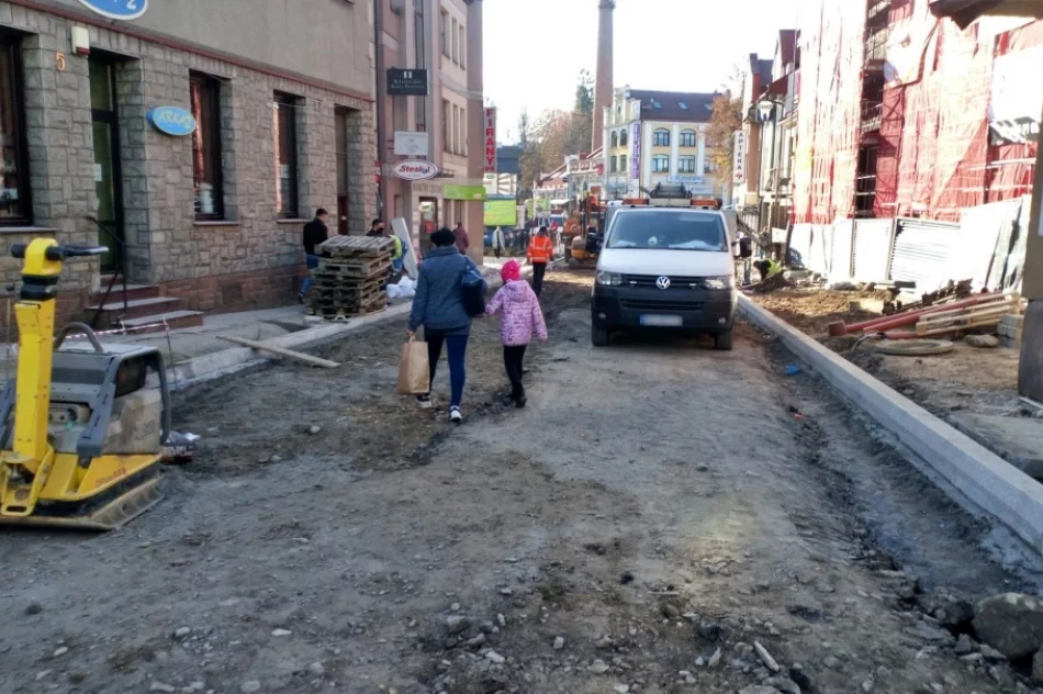 Piesi lawirują między wykopami i koparkami - zdjęcie 4