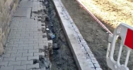 Piesi lawirują między wykopami i koparkami - zdjęcie 5