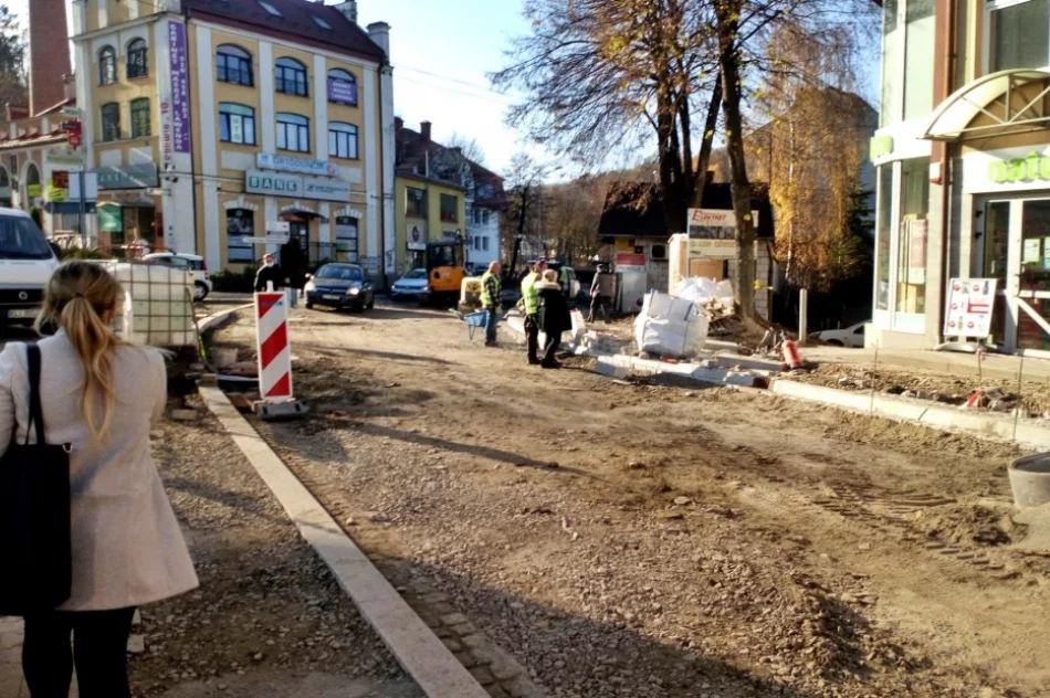 Piesi lawirują między wykopami i koparkami - zdjęcie 7