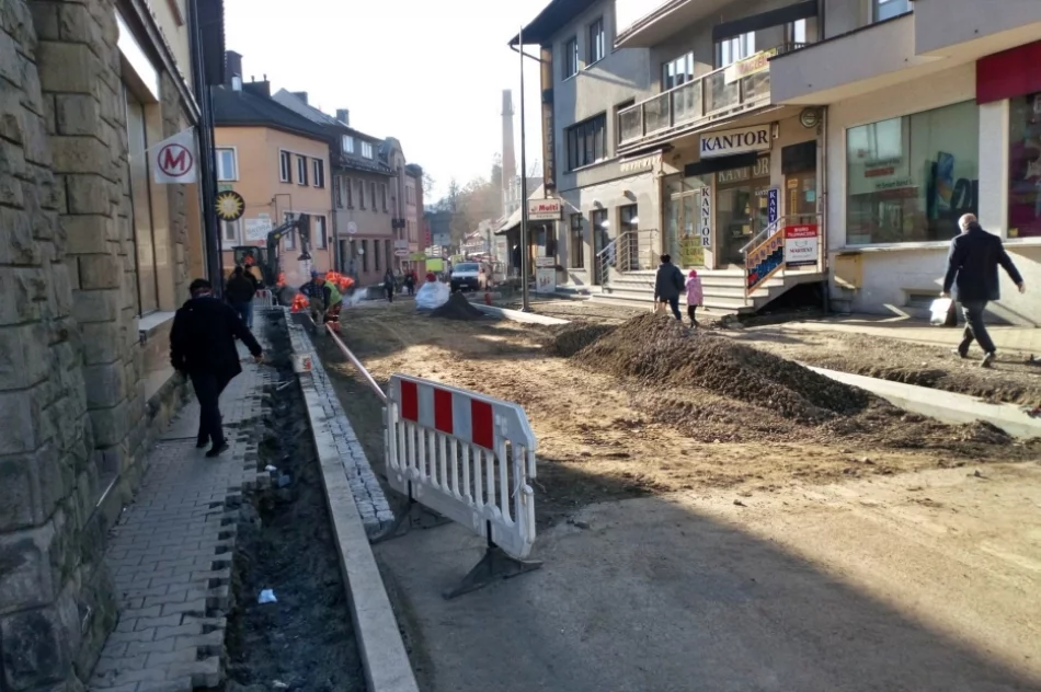 Piesi lawirują między wykopami i koparkami - zdjęcie 9