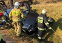 Samochód wypadł z jezdni i wjechał do przydrożnego rowu - zdjęcie główne