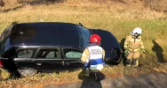 Samochód wypadł z jezdni i wjechał do przydrożnego rowu - zdjęcie 2